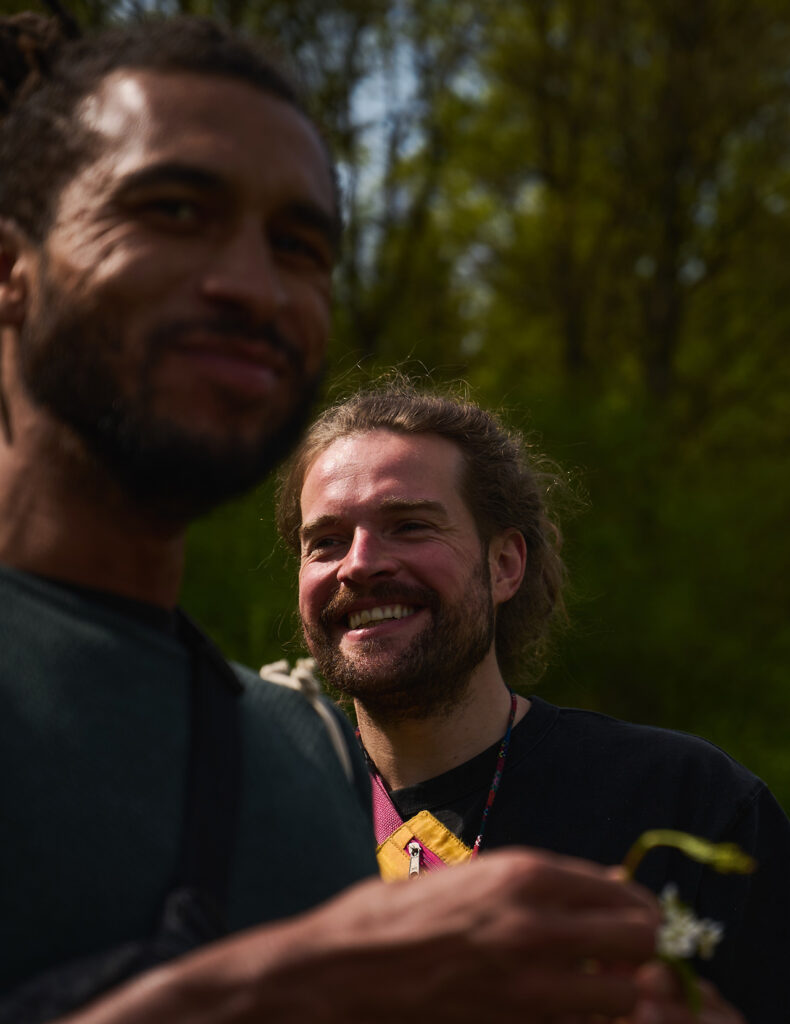 Menschen fröhlich im Wald am lachen und spaß machen.