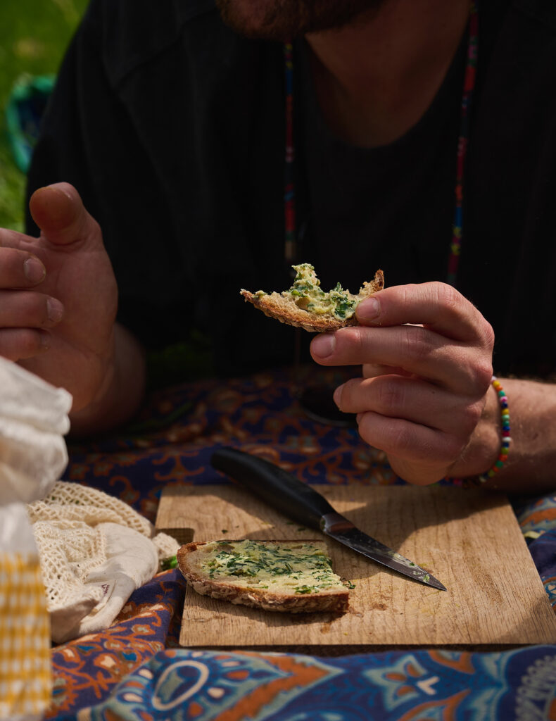 Picknick auf der Wiese mit Kostproben aus der Natur